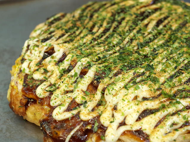 お好み焼きにたっぷりとかけられたソースとマヨネーズ お好み焼きにたっぷりとかけられたソースとマヨネーズ