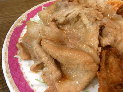 豚ロース生姜焼き唐揚げセットの生姜焼き。