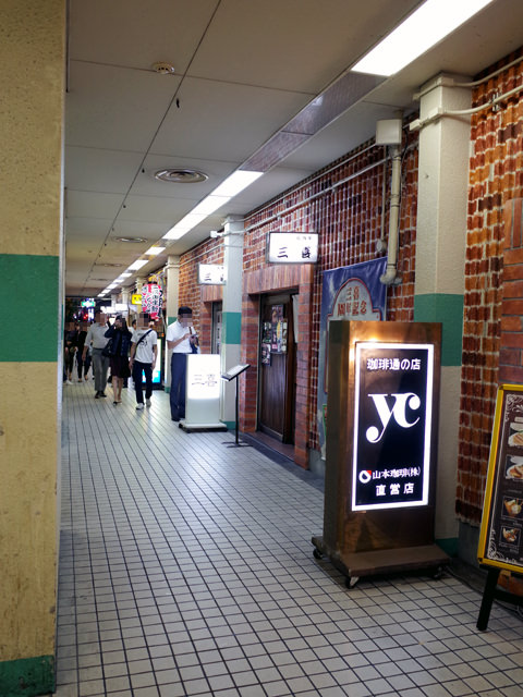 新梅田食堂街の通り。大阪駅側