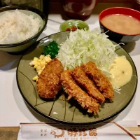 新宿トンカツの店、豚珍館のイカカニセット定食