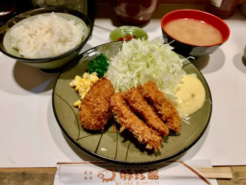 新宿トンカツの店、豚珍館のイカカニセット定食